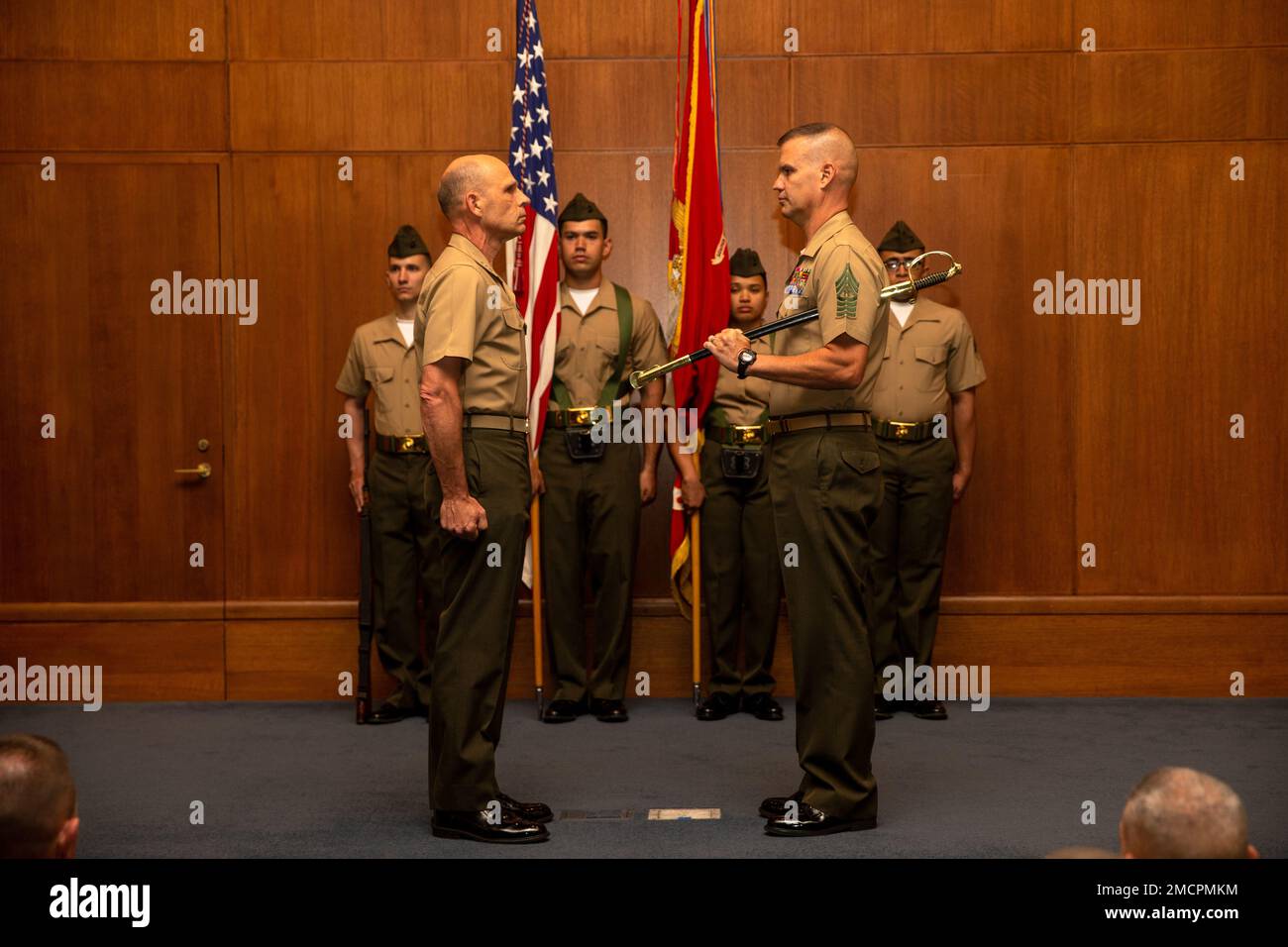 USA Generalleutnant Kevin M. Iiams, kommandierender General, Training and Education Command, Left, überreicht das Schwert an Sergeant Major Stephen A. Griffin, Sergeant Major, TECOM, während einer Ernennungszeremonie im Alfred M. Gray Research Center auf der Marinekorps-Basis Quantico, Virginia, 8. Juli 2022. Sergeant Major Griffin wechselte zur TECOM, nachdem er als Sergeant Major des 1. Marine Aircraft Wing in Okinawa, Japan, tätig war. TECOM leitet das Marine Corps für das Fortbildungs- und Ausbildungskontinuum, einschließlich individueller Einstiegsschulungen, professioneller militärischer Ausbildung und kontinuierlicher Professoren Stockfoto