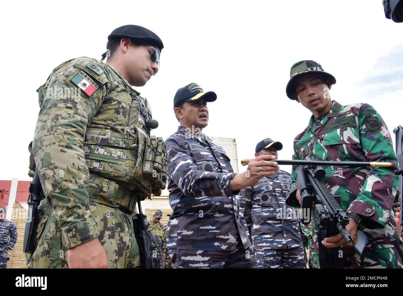 220709-N-FT160-1005-ID MARINE CORPS BASE HAWAII, Hawaii (8. Juli 2022) Commander, Indonesian Navy 2. Fleet Rear ADM. T.S.N.B. Hutabarat wird während der Rim of the Pacific (RIMPAC) 2022 am 8. Juli von indonesischen und mexikanischen Navy Infanterie auf der Marine Corps Base Hawaii, Hawaii, informiert. Von Juni 29 bis August 4 nehmen an der RIMPAC 25.000 Nationen, 38 Schiffe, vier U-Boote, mehr als 170 Flugzeuge und Mitarbeiter auf und um die hawaiianischen Inseln und Südkalifornien Teil. RIMPAC ist die weltweit größte internationale Seefahrt-Übungen und bietet eine einzigartige Ausbildungsmöglichkeit, während sie gleichzeitig fördert und besticht Stockfoto