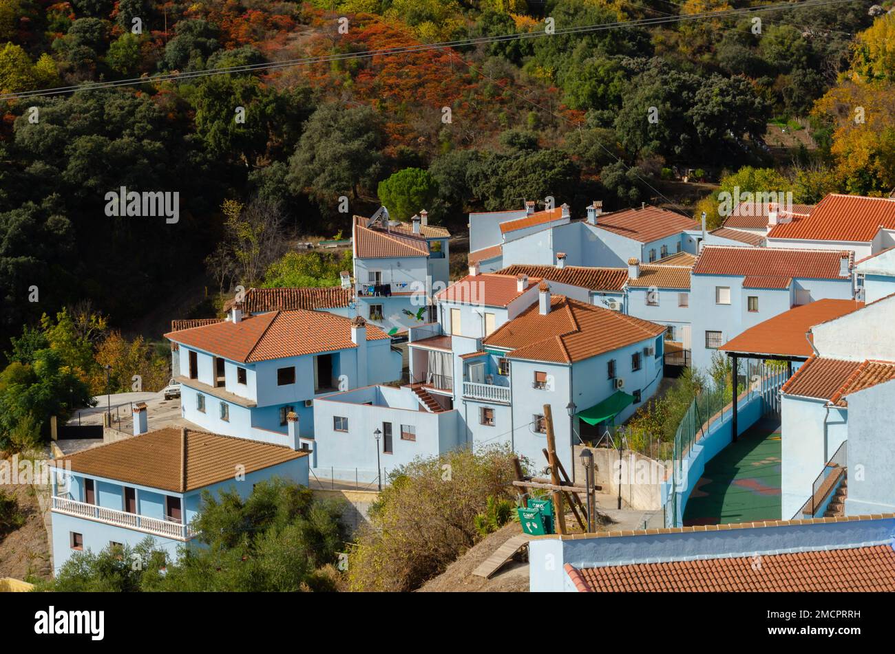 JUZCAR, SPANIEN - 20. NOVEMBER 2022 das Blaue Dorf, besser bekannt als die Stadt der Schlümpfe, ist die Architektur einer der schönsten Städte Andalusiens Stockfoto