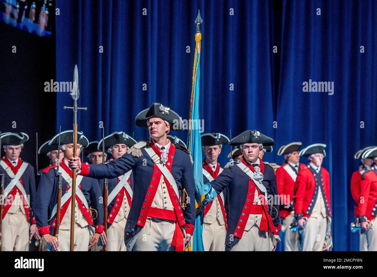 Oberst Patrick M. Roddy Jr., 83. Kommandeur der 3D Infanterie-Regiment (die Alte Garde) gibt das Kommando auf Oberst David B. Rowland ab, während einer Zeremonie zum Kommandowechsel in Conmy Hall, auf der Joint Base Myer-Henderson Hall, Arlington VA, 8. Juli 2022. Die Zeremonie, ausgerichtet von Major General Allan M. Pepin, kommandierender General, Joint Force Headquarters – National Capital Region und die USA Army Military District of Washington, würdigte Roddy Jr.' 25 Monate Hingabe für das Regiment. Stockfoto