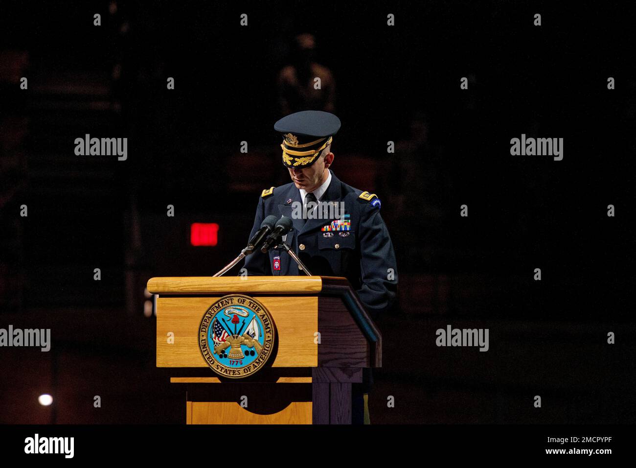 Oberst Patrick M. Roddy Jr., 83. Kommandeur der 3D Infanterie-Regiment (die Alte Garde) gibt das Kommando auf Oberst David B. Rowland ab, während einer Zeremonie zum Kommandowechsel in Conmy Hall, auf der Joint Base Myer-Henderson Hall, Arlington VA, 8. Juli 2022. Die Zeremonie, ausgerichtet von Major General Allan M. Pepin, kommandierender General, Joint Force Headquarters – National Capital Region und die USA Army Military District of Washington, würdigte Roddy Jr.' 25 Monate Hingabe für das Regiment. Stockfoto