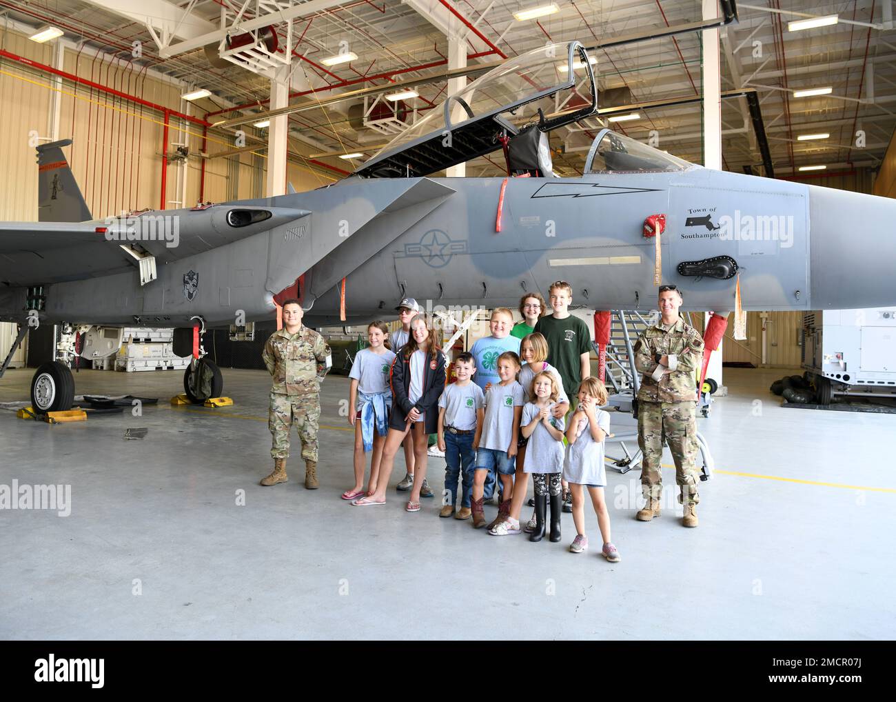 Der 104. Fighter Wing beherbergte am 8. Juli 2022 lokale 4-H-Mitglieder zu einer Basistour auf der Barnes Air National Guard Base, Massachusetts. Die Gruppe erhielt eine Einweisung der Piloten, kümmerte sich um die Flugausrüstung und erhielt eine Einweisung des Betreuers. Gegen Ende des Morgens versammelte sich die Gruppe vor der F-15C zu Fotos. Das 104FW Public Affairs Team hat von April bis Oktober ein jährliches Basisreiseprogramm für lokale Jugendgruppen und lokale Arbeitgeber, um Partnerschaften zu stärken. (US Air National Guard Fotos von Master Sgt. Lindsey S. Watson) Stockfoto