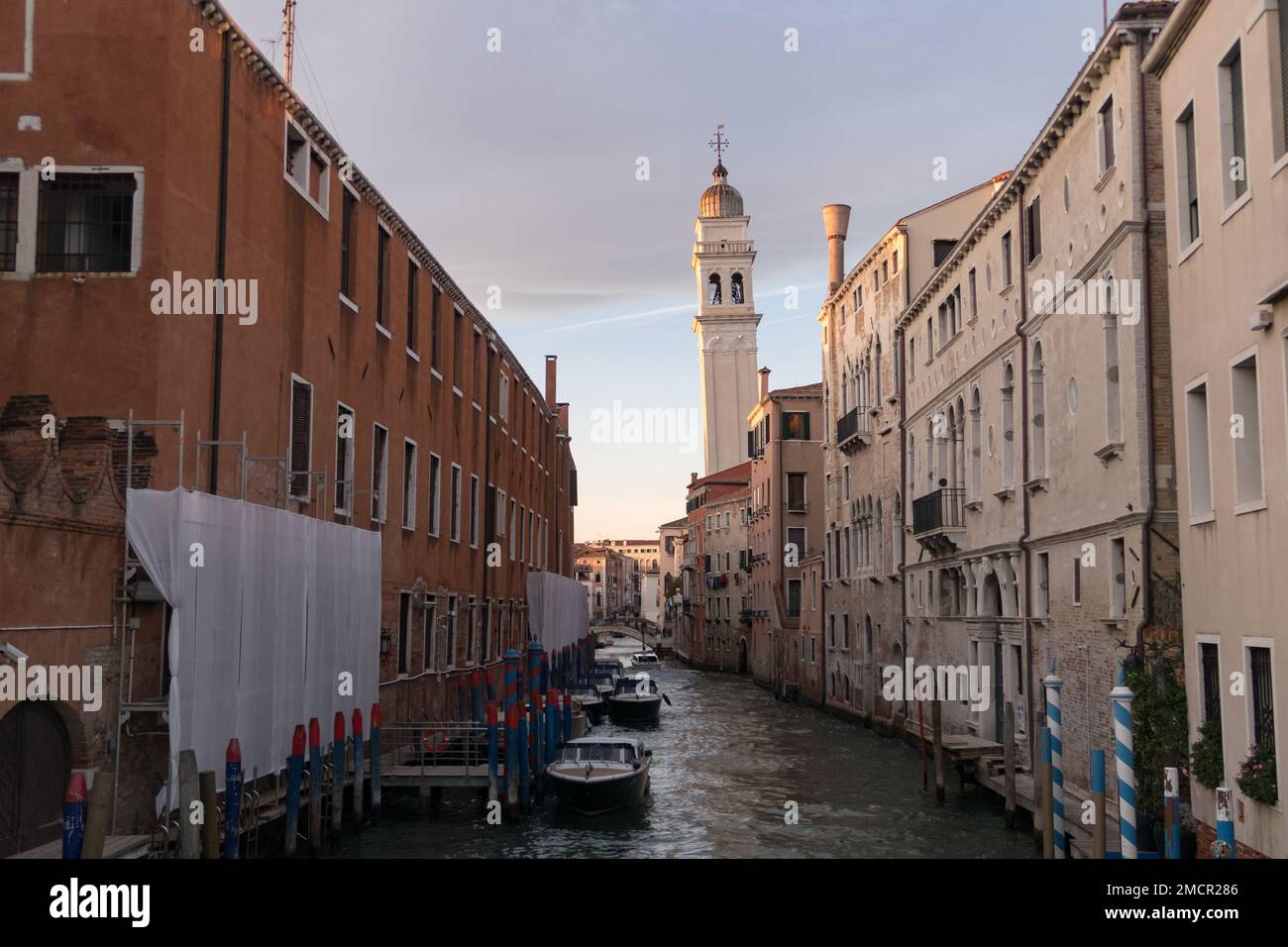 Blick auf den schiefen Glockenturm der Kirche St. George der Griechen in Venedig Stockfoto