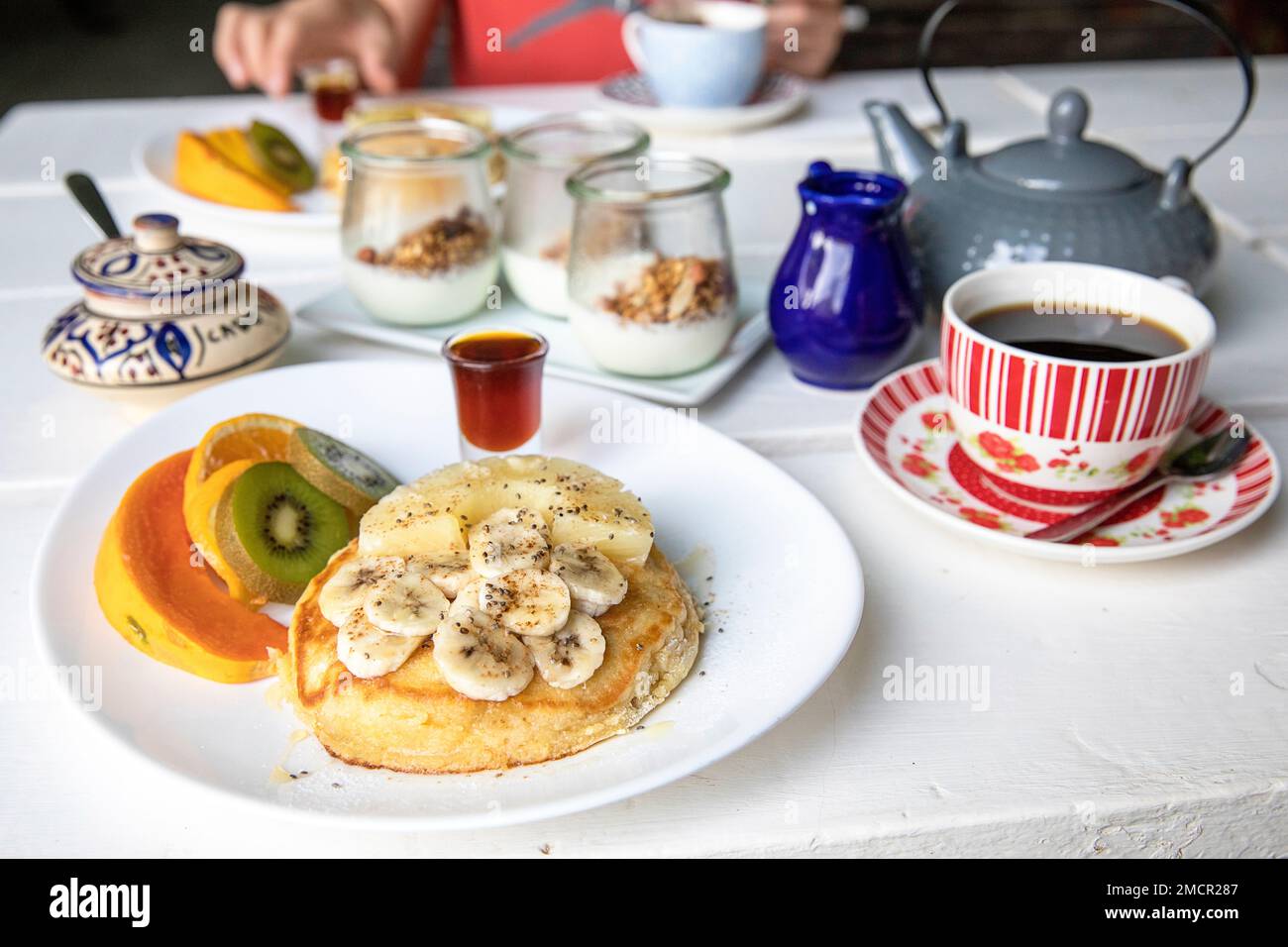 Ein wunderschön angerichteter Frühstücksteller mit exquisiter lokaler Küche in einem traditionellen Familienheimrestaurant auf der Insel Sal, Kap Verde. Stockfoto