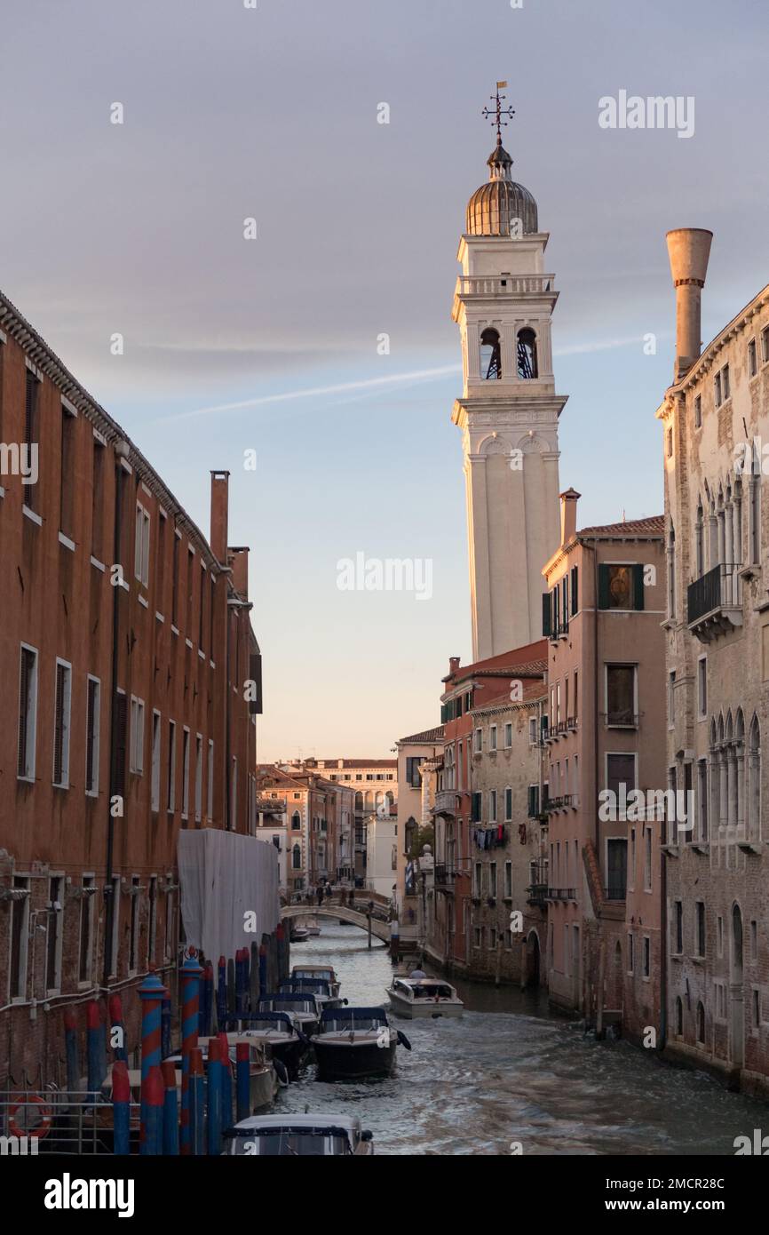 Blick auf den schiefen Glockenturm der Kirche St. George der Griechen in Venedig Stockfoto