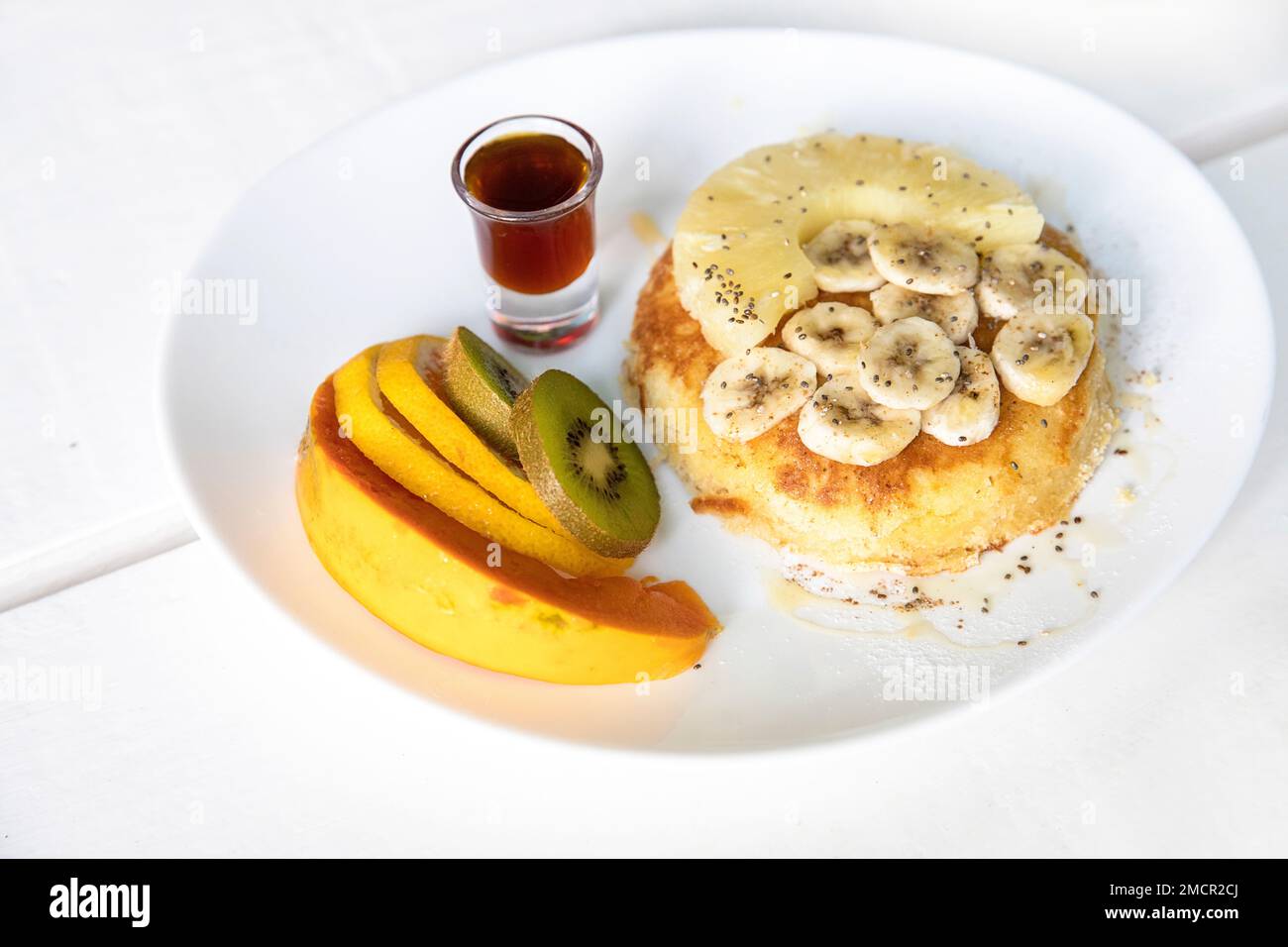 Ein wunderschön angerichteter Frühstücksteller mit exquisiter lokaler Küche in einem traditionellen Familienheimrestaurant auf der Insel Sal, Kap Verde. Stockfoto