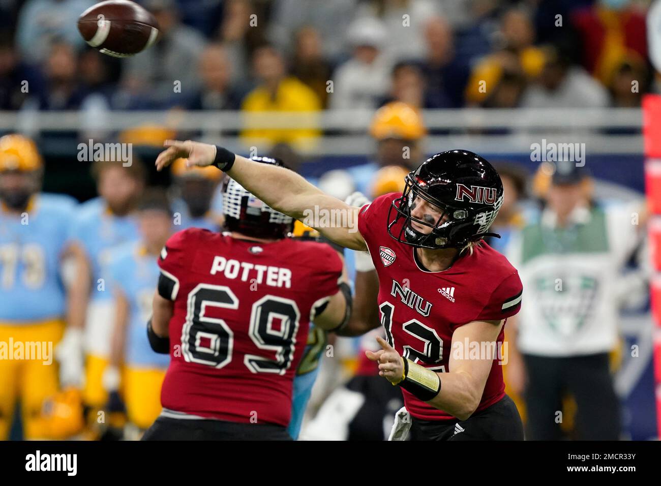 Northern Illinois quarterback Rocky Lombardi throws during the first half of an NCAA college football game against Kent State, Saturday, Dec. 4, 2021, in Detroit. (AP Photo/Carlos Osorio) Stockfoto