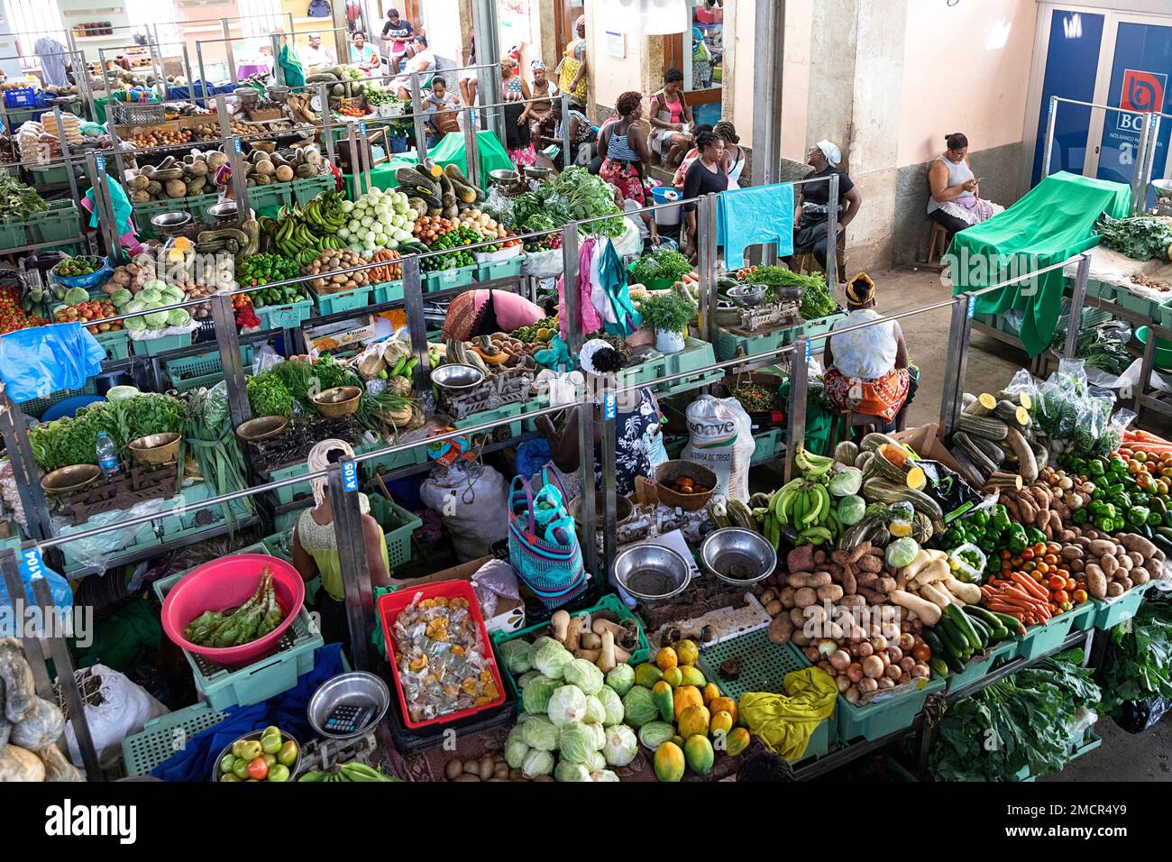 Stände mit frischem Obst und Gemüse zum Verkauf auf dem belebten Indoor-Lebensmittelmarkt in der Stadt Praia auf der Insel Santiago, Kap Verde / Cabo Verde Stockfoto