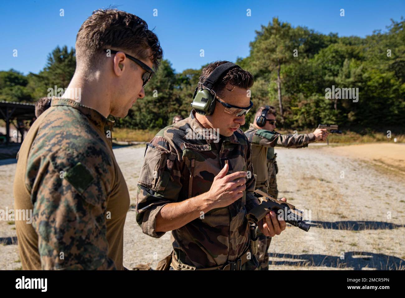 USA Marinekorps Sergeant Joseph Singletary, ein Aufklärungsschiff mit Aufklärungseinheit, 22. Marine Expeditionary Unit (22. MEU), Left, und französischer Army Sgt. Jean Garnier, ein Langstreckenschütze mit Sniper Platoon, 3. Marine Infanterie Regiment, nehmen am 8. Juli 2022 in Beignon, Frankreich, an einer bilateralen Feuerübung Teil. Die Kearsarge Amphibious Ready Group und die 22. MEU, unter dem Kommando und der Kontrolle der Task Force 61/2, befinden sich auf einem geplanten Einsatz in den USA Marinestreitkräfte Europa Einsatzgebiet, angestellt von den USA Sechste Flotte, die die Interessen der USA, Verbündeten und Partner verteidigt. Stockfoto