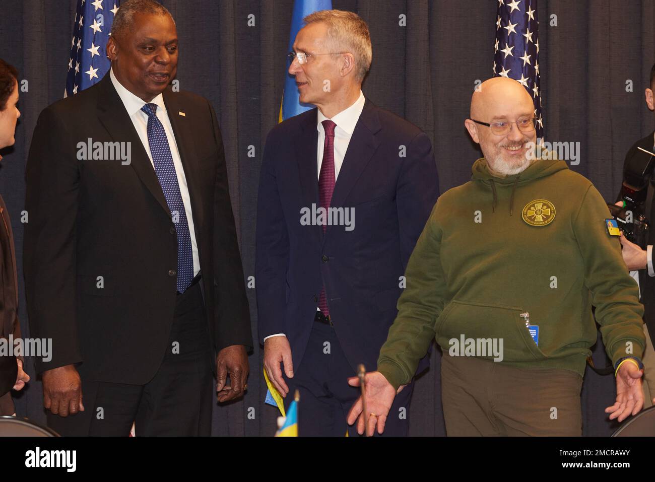 Ramstein, Deutschland. 20. Januar 2023. RAMSTEIN, DEUTSCHLAND, US-Luftwaffenstützpunkt, 20. Januar 2023: US-Verteidigungsminister Lloyd Austin (L) ukrainischer Verteidigungsminister Olexii Resnikow (R) und NATO-Generalsekretär Jens Stoltenberg (C) vor Beginn der Konferenz der Kontaktgruppe für die Verteidigung der Ukraine am Freitag, den 20. Januar, 2023 auf dem US-Luftwaffenstützpunkt Ramstein in Deutschland, um dringende militärische Hilfe für die Ukraine im Kampf gegen den russischen Aggressionskrieg zu erörtern und umzusetzen Kredit: SPP Sport Press Photo. Alamy Live News Stockfoto