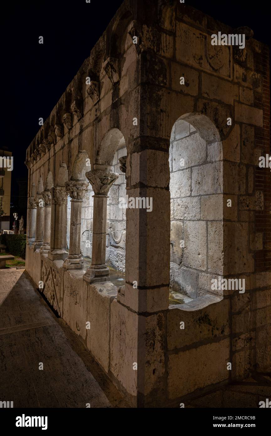 Isernia, Molise. Der „Brüderliche Brunnen“. Ist ein eleganter öffentlicher Brunnen, sowie ein Symbol, der Stadt Isernia. Stockfoto