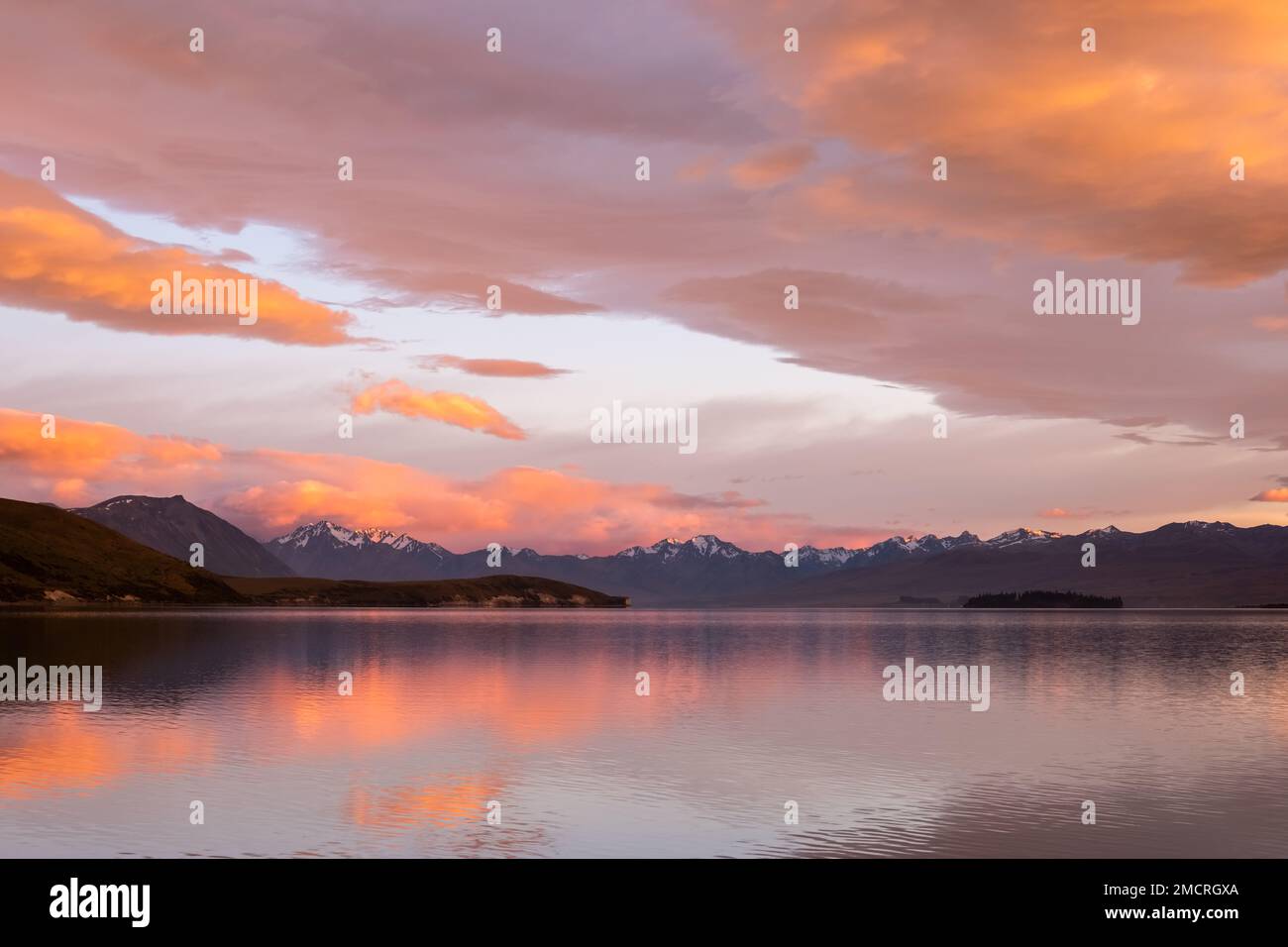 Sonnenaufgang über dem Tekapo-See und schneebedeckten Bergen in Neuseeland Stockfoto