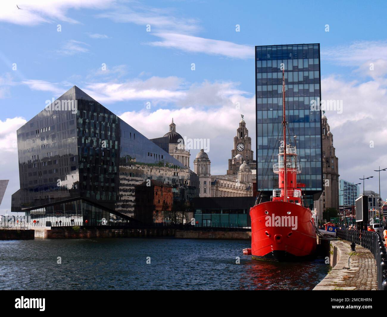 Das Red Lightship at Canning Dock zeigt die moderne Architektur am Ufer und das Liver Building, Liverpool, Großbritannien Stockfoto