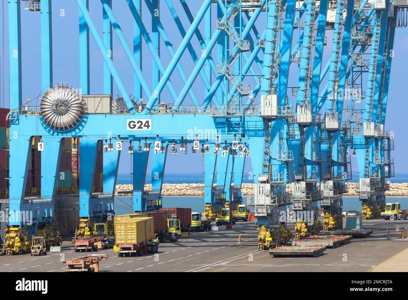 Kranaktivitäten im Hafen. Containerterminal beim Be- und Entladen von Containern. Stockfoto