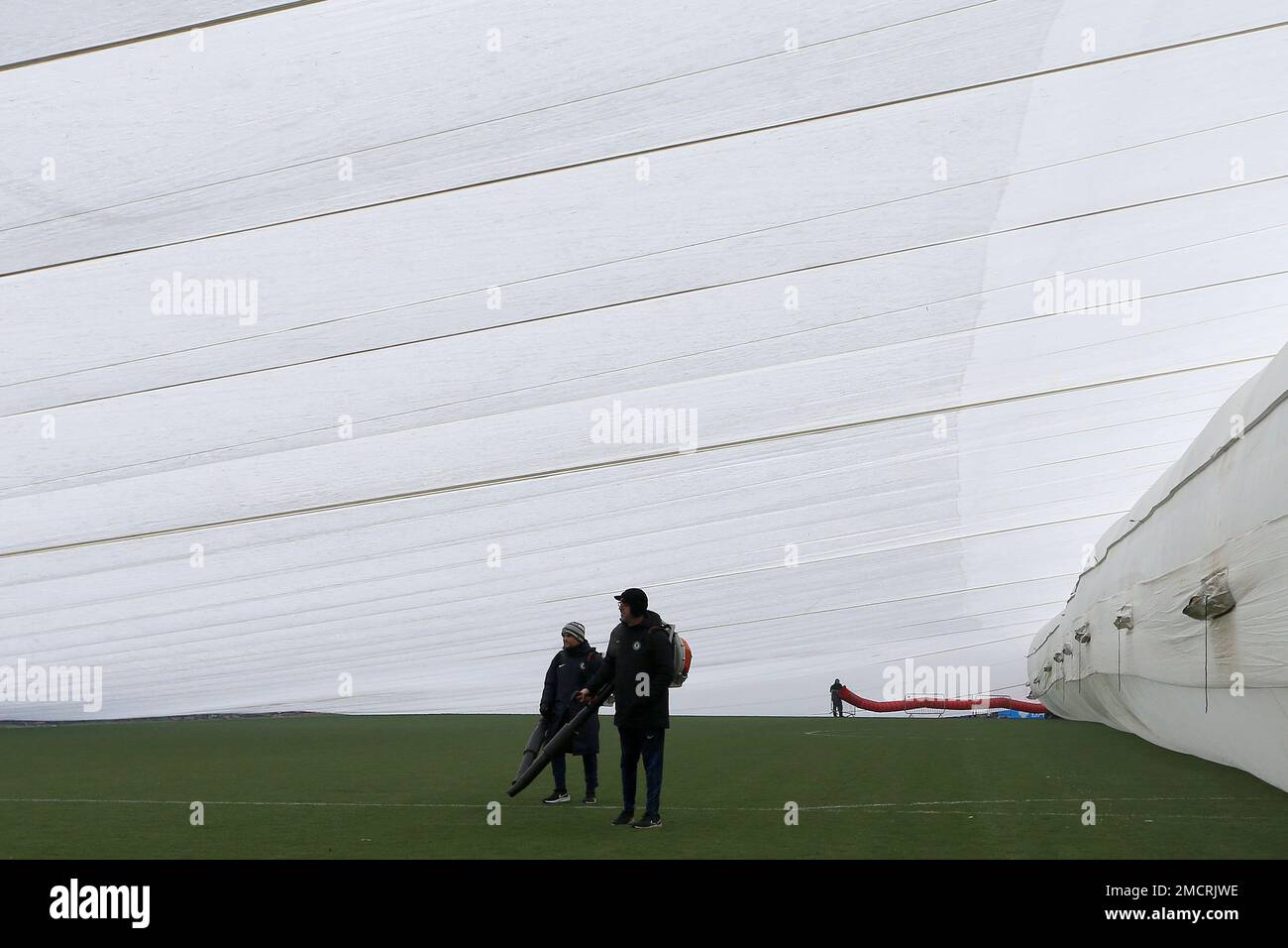 Kingston, Großbritannien. 22. Januar 2023. Das Bodenteam von Chelsea Women arbeitet hart daran, den Boden während des FA Women's Super League 1-Spiels zwischen Chelsea Women und Liverpool Women im Cherry Red Records Stadium, Kingston, England, am 22. Januar 2023 auf dem Boden zu halten. Foto von Carlton Myrie. Nur redaktionelle Verwendung, Lizenz für kommerzielle Verwendung erforderlich. Keine Verwendung bei Wetten, Spielen oder Veröffentlichungen von Clubs/Ligen/Spielern. Kredit: UK Sports Pics Ltd/Alamy Live News Stockfoto