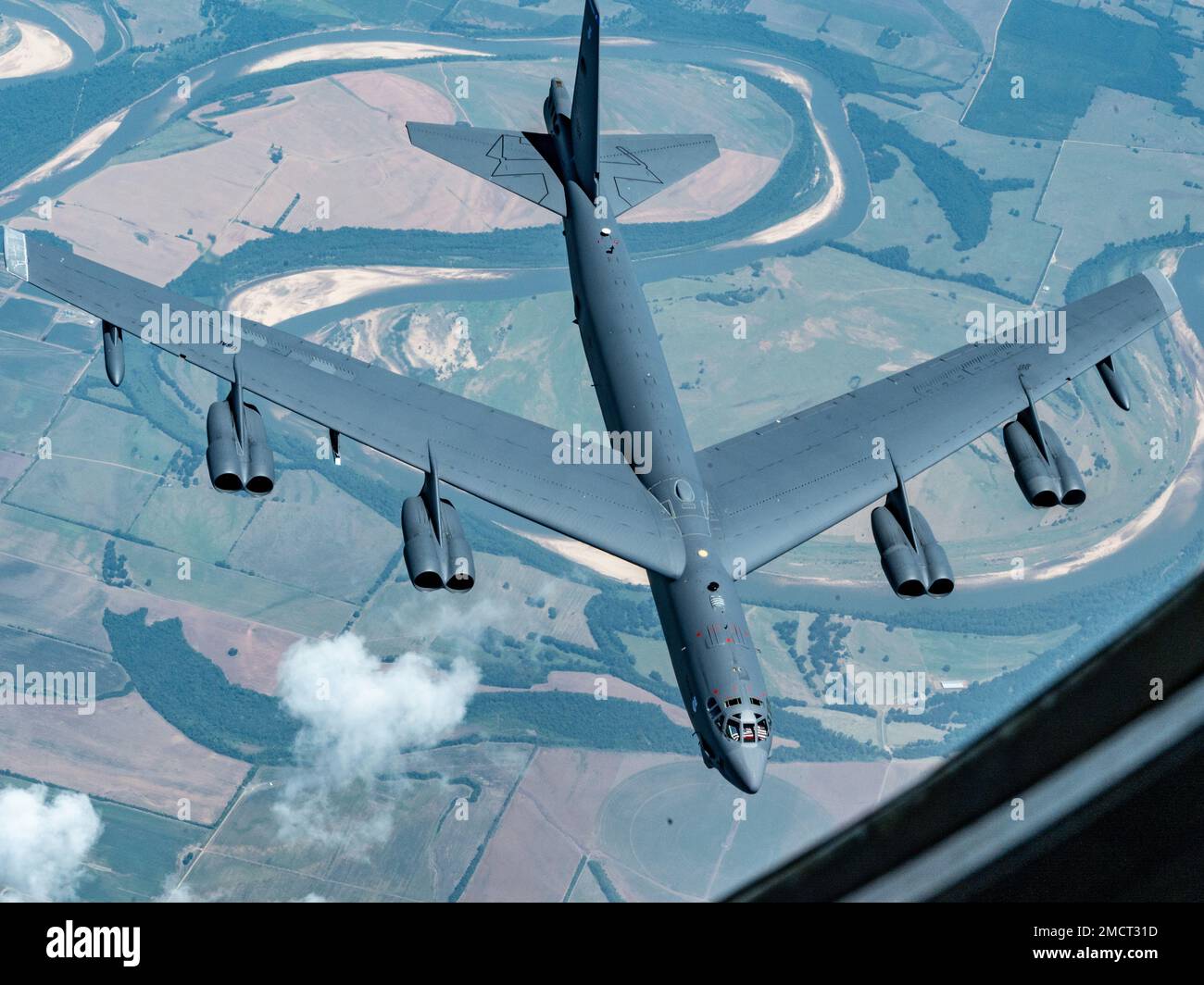 Eine B-52 Stratofortress mit dem 307. Bomb Wing, Louisiana, fliegt vom Boom eines KC-135 Stratotankers weg, mit dem 914. Air Tanken Wing, New York, 9. Juli 2022 über den südlichen USA. Der KC-135 hatte Ehepartner der 307. Maintenance Group an Bord, die das Betanken beobachten konnten. Stockfoto