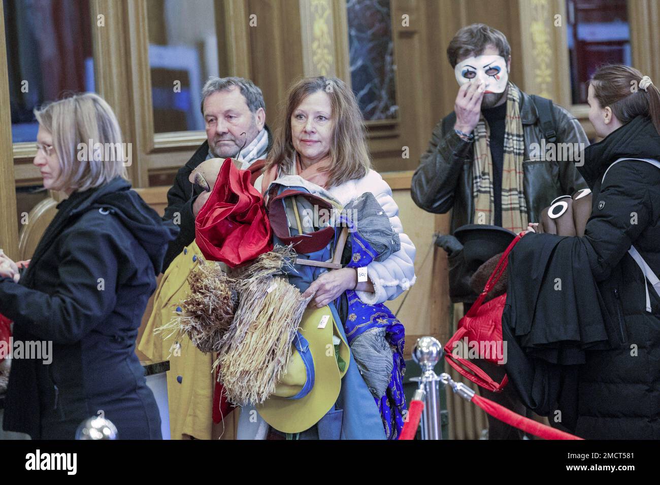 22. Januar 2023, Sachsen, Dresden: An der Kasse der Semper Oper steht eine Frau mit ihrem Arm voller Kleidung, die bezahlt werden muss. Beim Kostümverkauf der sächsischen Staatstheater sind unter anderem handgefertigte, einzigartige Stücke aus den Produktionen „Nabucco“, „Le nozze di Figaro“, „Carmen“, „La Cenerentola“, „Dr. Faust“ und „Mathis der Maler“ erhältlich. Foto: Daniel Schäfer/dpa - ACHTUNG: Nur zur redaktionellen Verwendung im Zusammenhang mit der aktuellen Berichterstattung und nur mit vollständiger Erwähnung der oben genannten Punkte Stockfoto