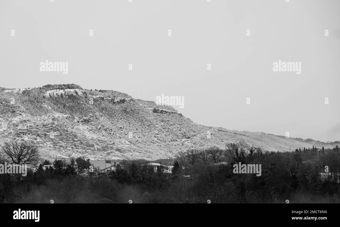 Molise ist eine italienische Bergregion mit einem Küstenabschnitt mit Blick auf die Adria. Es umfasst einen Teil des Abruzzen-Nationalparks in Der A. Stockfoto