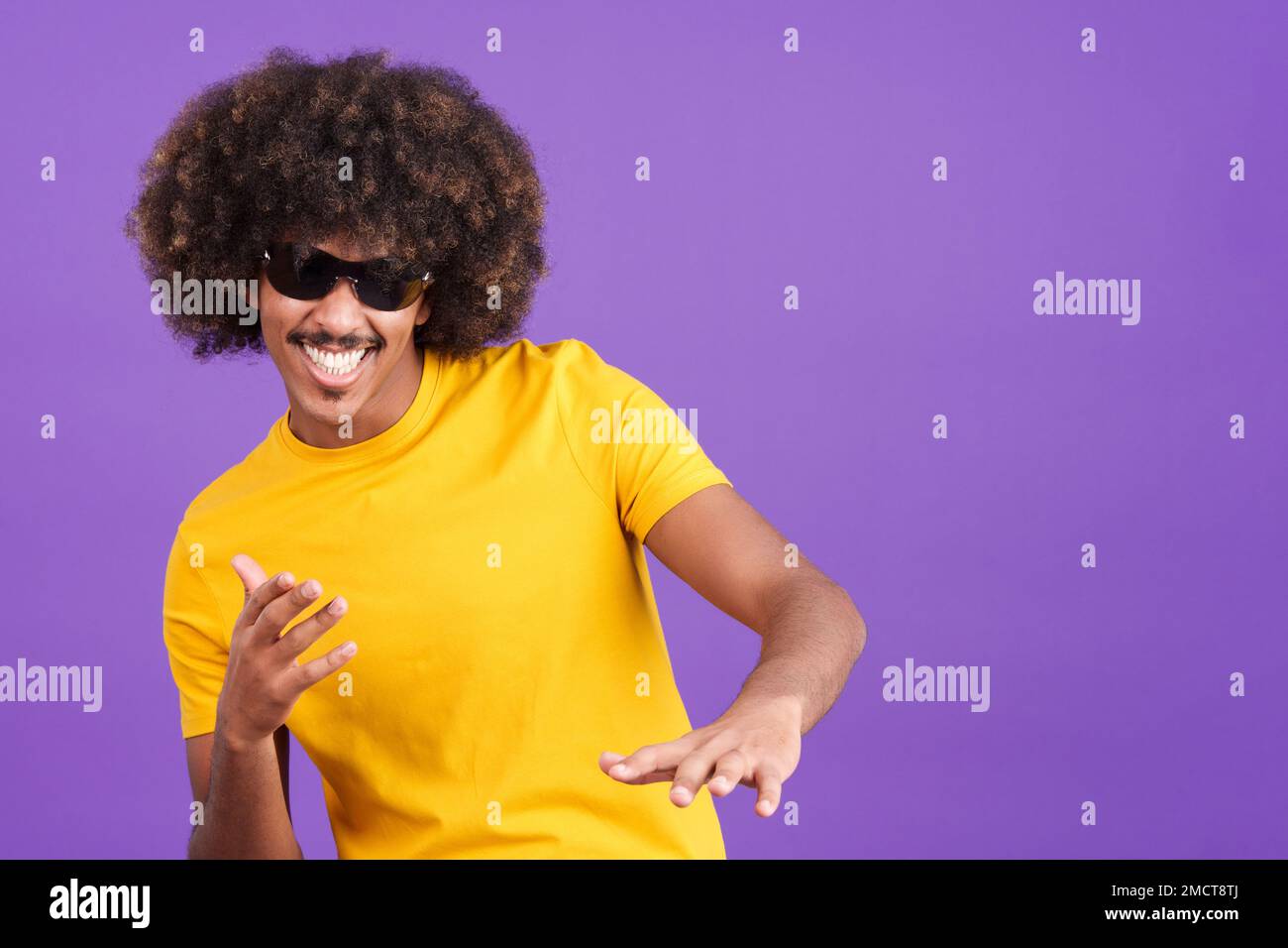 Afrikanischer Mann mit lockigem Haar, der eine Sonnenbrille trägt Stockfoto