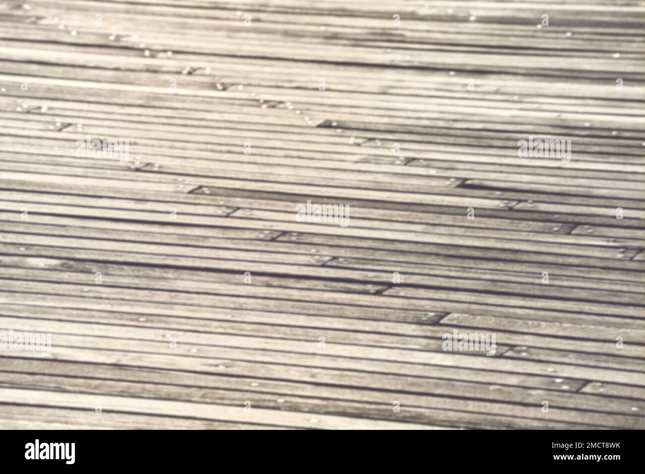 Verschwommenes Foto eines Holzbodens, abstrakter Hintergrund oder Tapete. Stockfoto