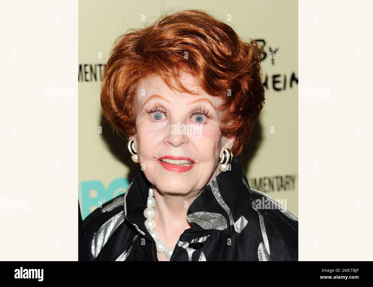 FILE - Arlene Dahl attends the premiere of HBO's "Six By Sondheim" on Nov. 18, 2013, in New York. Dahl, the actor whose charm and striking red hair shone in such Technicolor movies of the 1950s as “Journey to the Center of the Earth" and “Three Little Words,” died Monday, Nov. 29, 2021, at age 96. (Photo by Evan Agostini/Invision/AP, File) Stockfoto