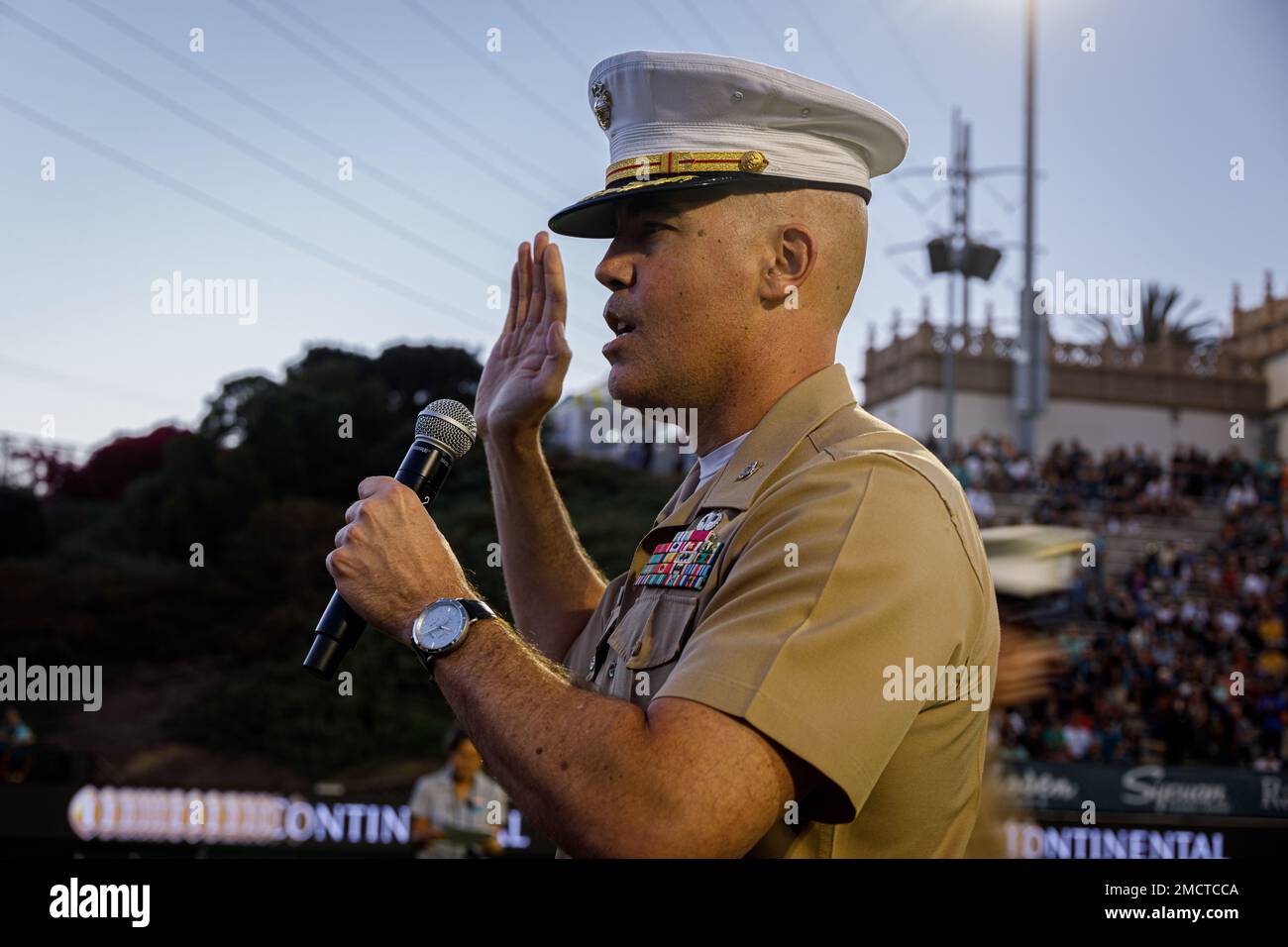USA Marinekorps Oberst Edward R. Sullivan, Stabschef des Marinekorps Recruit Depot San Diego, schwört bei einem Fußballspiel im Torero-Stadion, San Diego, Kalifornien, am 9. Juli 2022 die Future Marines. Der Eid der Einberufung festigt ihr Versprechen, die Verfassung zu unterstützen und zu verteidigen. Stockfoto