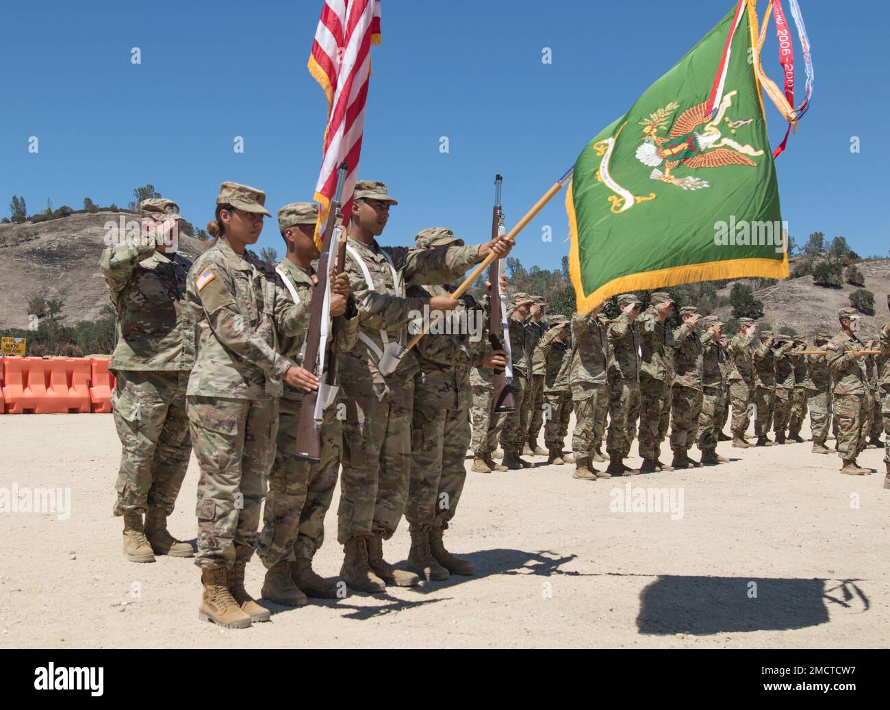 Der Farbenwächter des 324. Militärpolizeibataillons nimmt an der Zeremonie zum Kommandowechsel des 324. Militärbataillons hier in Fort Hunter Liggett, Kalifornien, Teil. Stockfoto