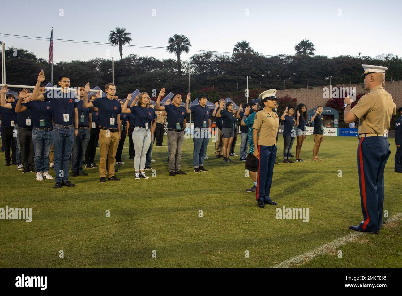 USA Marinekorps Oberst Edward R. Sullivan, rechts, Stabschef des Marine Corps Recruit Depot San Diego und Western Recruiting Region, schwört auf Bewerber der Recruiting Station San Diego, 12. Marine Corps District, während eines Fußballspiels im Torero Stadium in San Diego, 9. Juli 2022. Der Eid der Einberufung festigt ihr Versprechen, die Verfassung zu unterstützen und zu verteidigen. Stockfoto