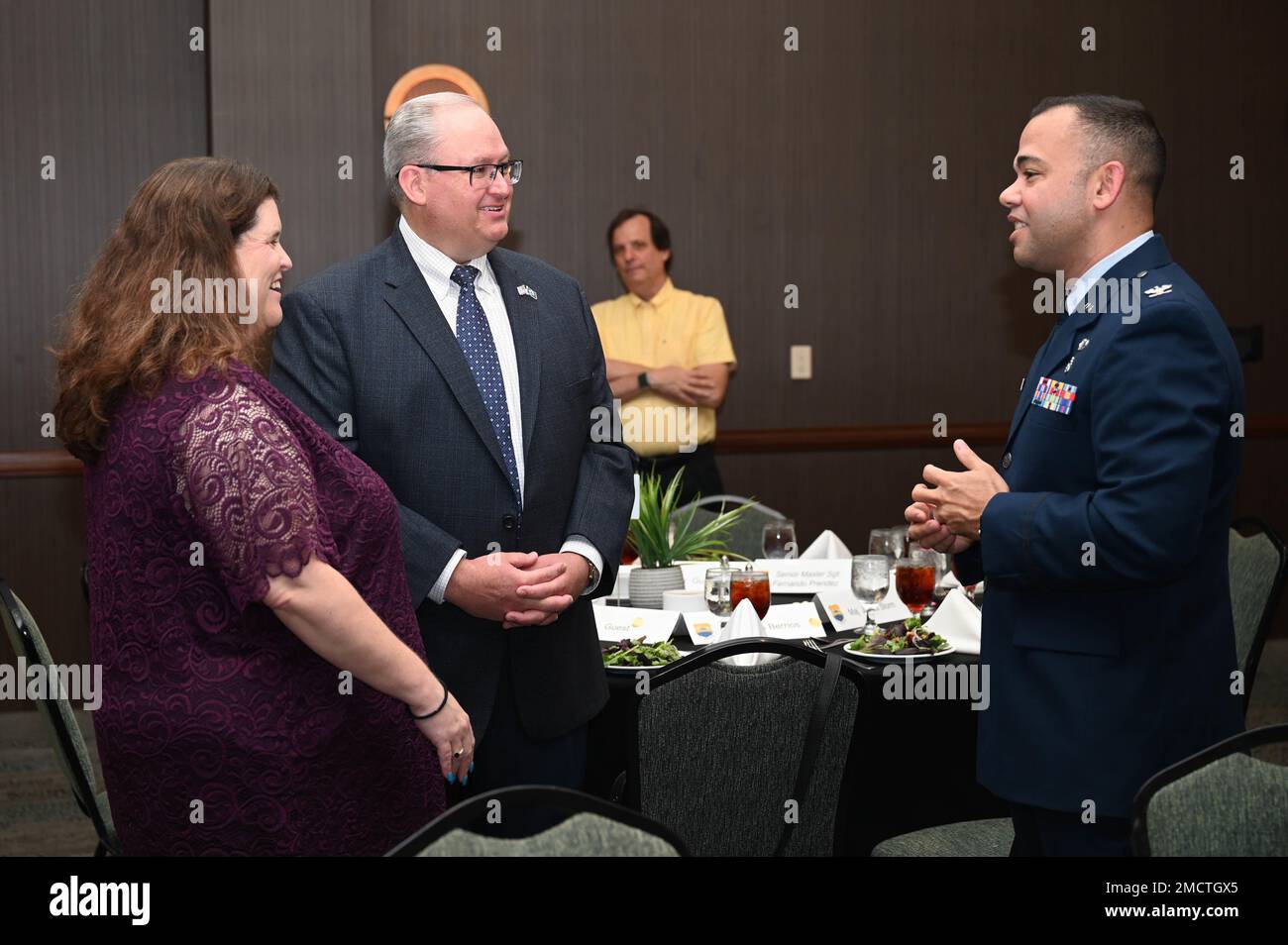 Oberst Luis Berrios, Befehlshaber der 433. Geschwader der Luft- und Raumfahrtmedizin, spricht mit Sean Grindall, Vizepräsident der United Services Automobile Association, und seinem Gast während der Einführungszeremonie der 433. Ehrenkommandanten des Luftwaffenflügels in San Antonio am 9. Juli 2022. Jeder Ehrenkommandeur wurde mit den Referatsleitern zusammengeführt, um die Mission und den Zweck einer Einheit zu erlernen. Stockfoto
