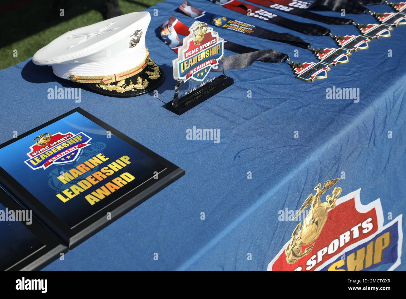 USA Die Recruiting Station des Marine Corps Baton Rouge richtet am 9. Juli 2022 im TAD Gormley Stadium in New Orleans, Louisiana, ein Football-Camp der USMC Sports Leadership Academy aus. Das Camp bot Sportlern die Möglichkeit, ihre Fähigkeiten gegen andere zu testen, die die gleichen Positionen innehatten. Die Marines, die mit dem Camp helfen, testeten ihre Führungsqualitäten und Ausdauer, indem sie sie körperlich und geistig antreiben. Stockfoto