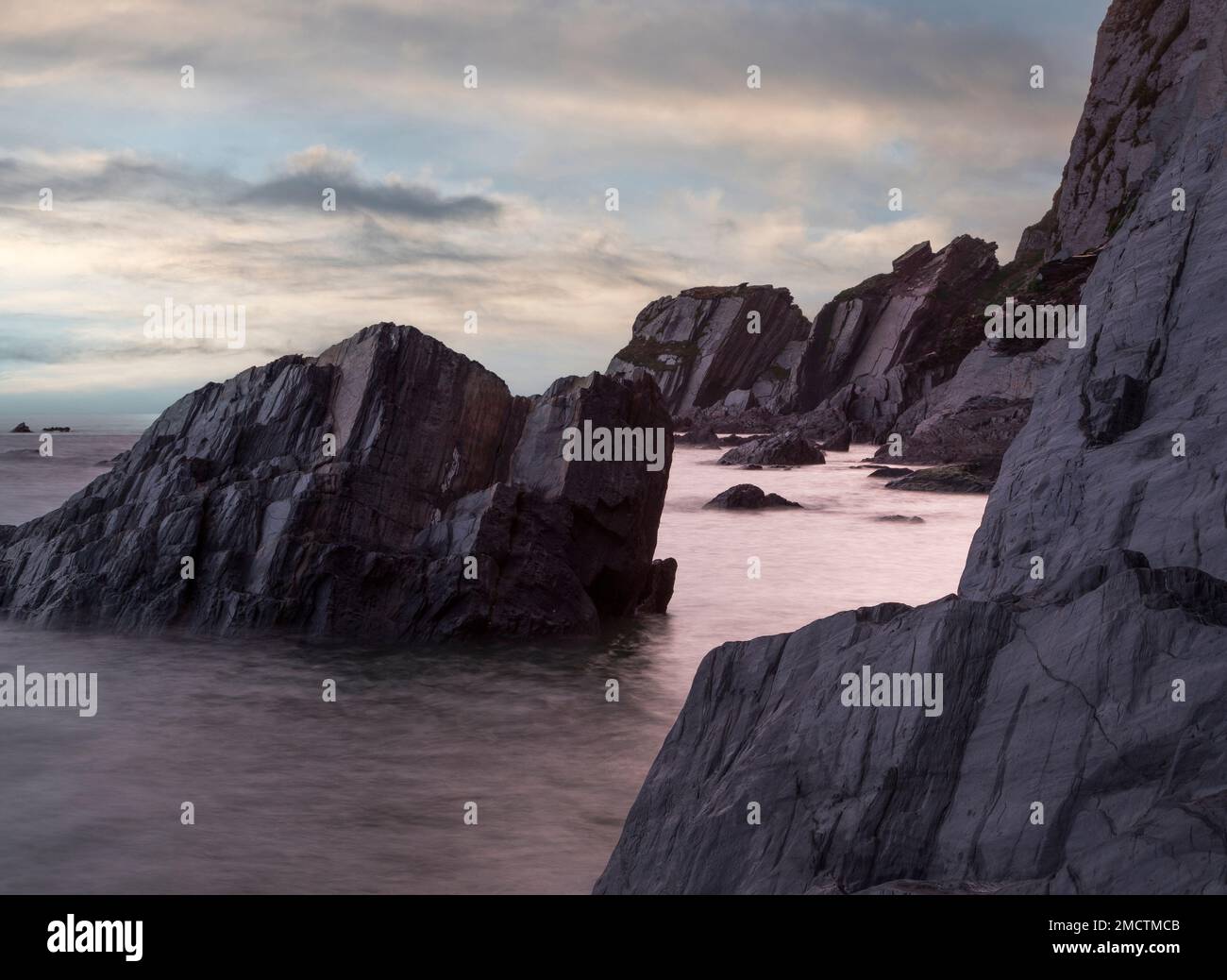 Ein Bild mit einer wunderschönen Felsformation in Ayrmer Cove, South Devon, England, Großbritannien. Stockfoto