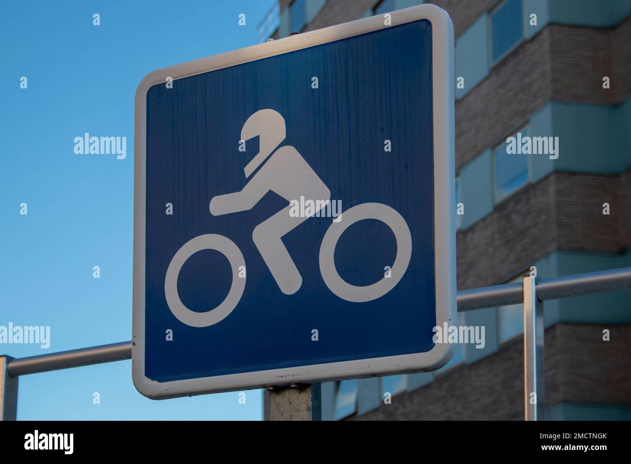 Hinweisschild für Motorradparkplätze, Motorräder in der Stadt madrid Stockfoto