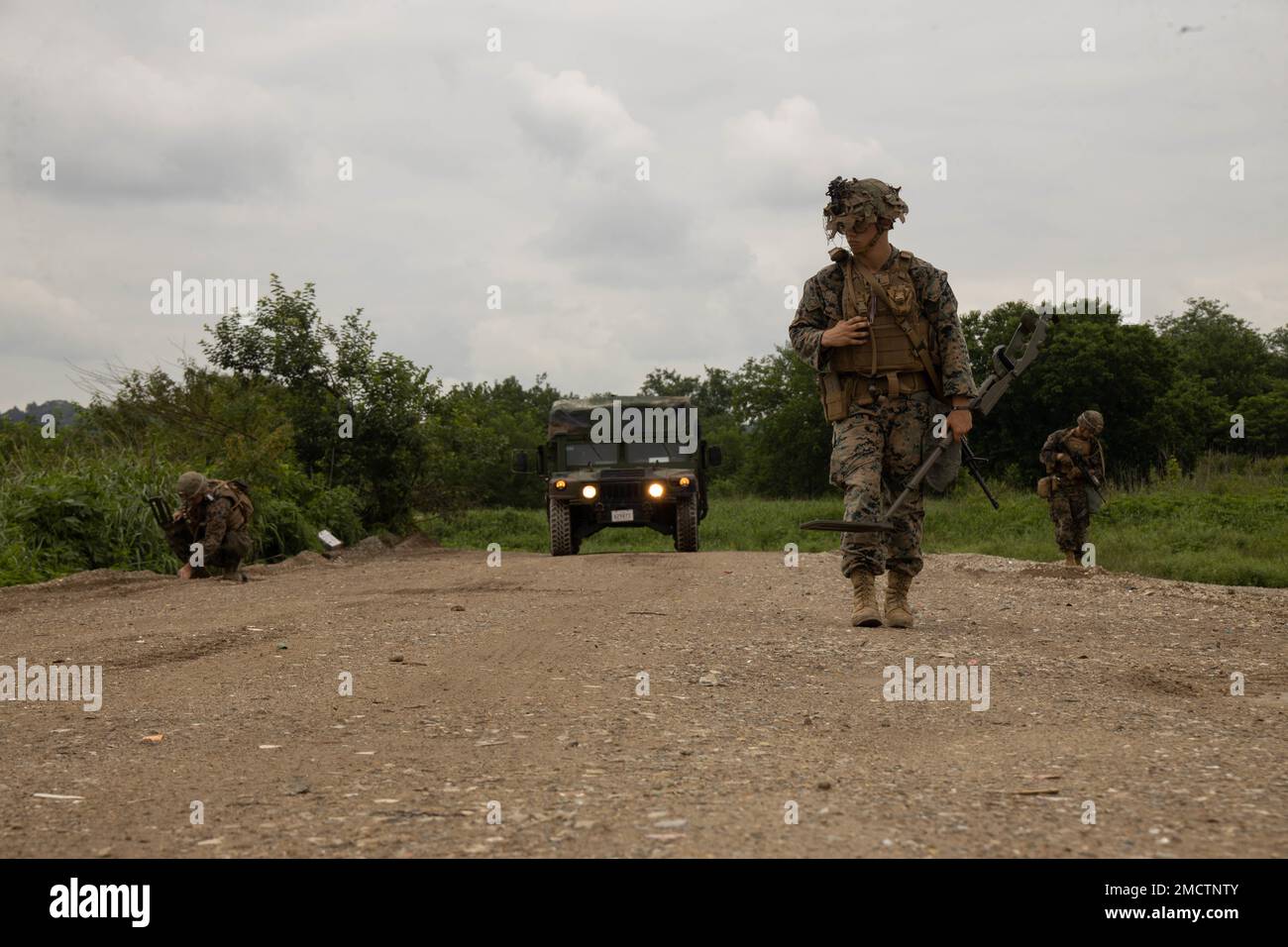 USA Marines mit Alpha Company, 9. Technisches Stützbataillon, 3. Marine Logistics Group, Suche nach simulierten unkonventionellen Sprengkörpern im Dagmar North Training Area, Republik Korea, 9. Juli 2022. Marines mit 9. ESB nehmen an einer groß angelegten Feldschulung Teil, bei der es darum geht, die integrierten Fähigkeiten gemeinsamer und alliierter Partner zu nutzen, um das Bewusstsein für alle Bereiche, das Manöver und Brände in einer verteilten Berglandschaft zu stärken. Stockfoto