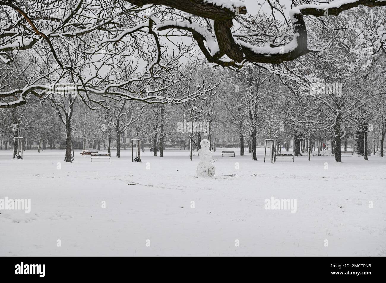 Wien, Österreich. 22. Januar 2023. Der erste Schnee in Wien im Praterpark. Kredit: Franz Perc/Alamy Live News Stockfoto
