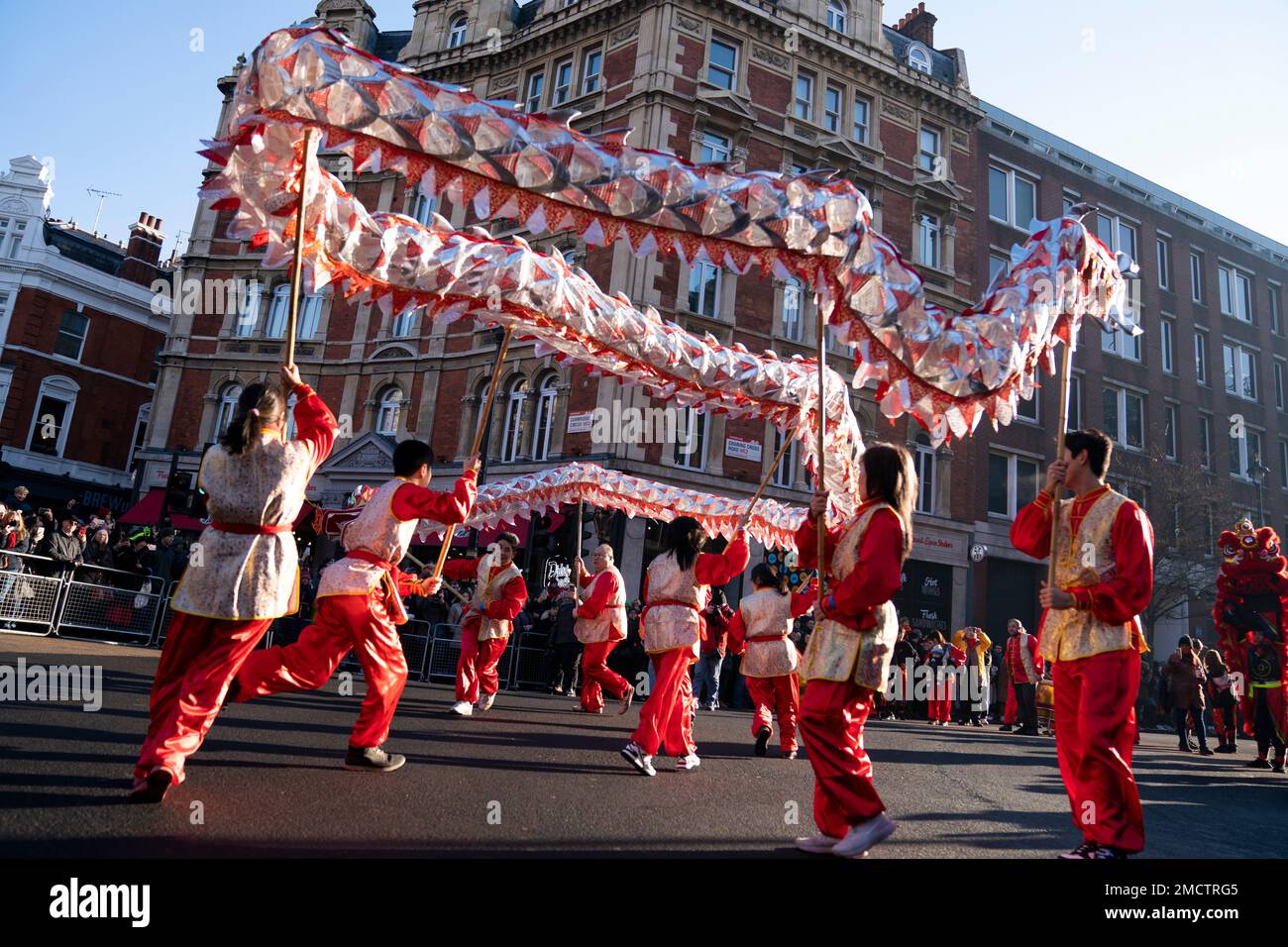 Darsteller nehmen an einer Parade mit Kostümen, Löwentänzen und Festwagen während der chinesischen Neujahrsfeier in London Teil, die das Jahr des Hasen feiert. Foto: Sonntag, 22. Januar 2023. Stockfoto
