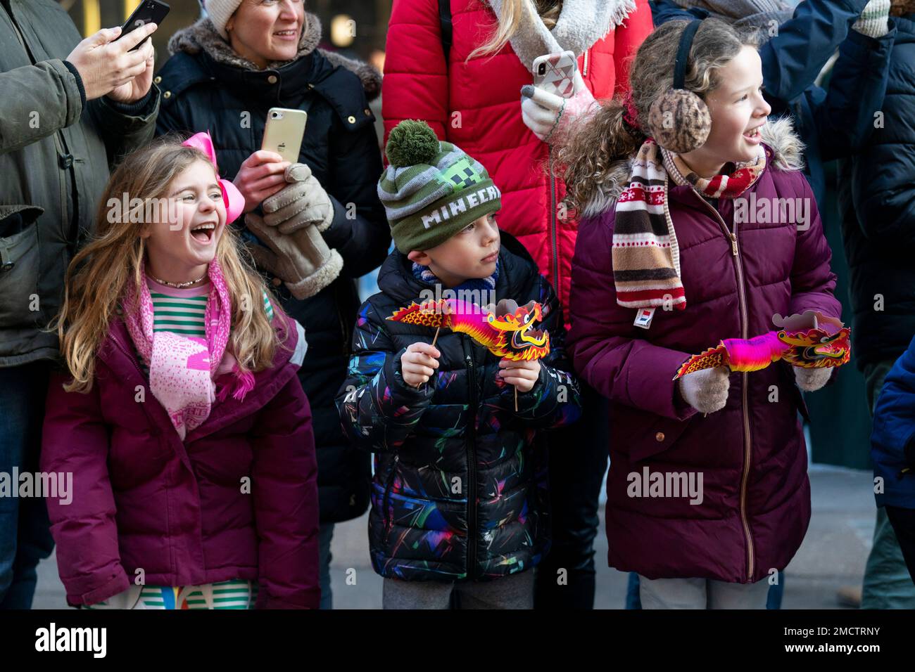 Zuschauer beobachten die Parade während der chinesischen Neujahrsfeier in London, die das Jahr des Hasen feiert. Foto: Sonntag, 22. Januar 2023. Stockfoto
