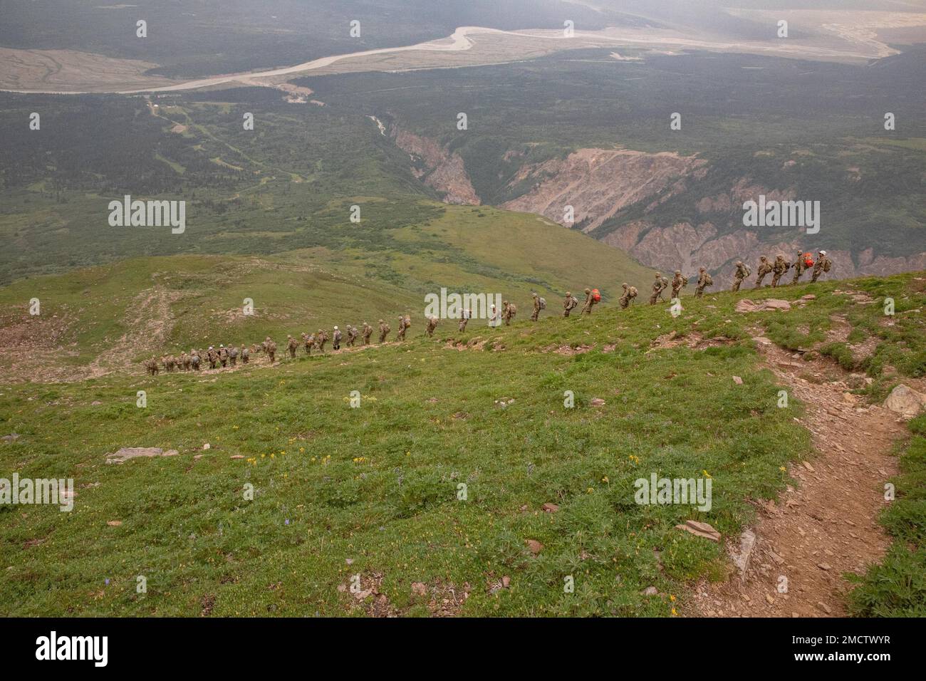 11. Soldaten der Airborne Division beginnen zusammen mit Mountaineering-Ausbildern vom Northern Warfare Training Center den Abstieg um 5000ft Uhr von „Grassy Knoll“ während des Basic and Advanced Military Mountaineering Kurses am Black Rapids Training Site, 9. Juli. Der Zweck des 14-tägigen Kurses besteht darin, Soldaten darin zu trainieren, wie man sich durch bergiges Gelände manövriert, und dann zurück zu ihren Einheiten zu gehen und den Einheiten Soldaten zur Verfügung zu stellen, die in der Lage sind, das bergige Gelände von Alaska zu überqueren. (Foto von Staff Sgt. Christopher Dennis/11. Airborne Division Public Affairs NCO) Stockfoto