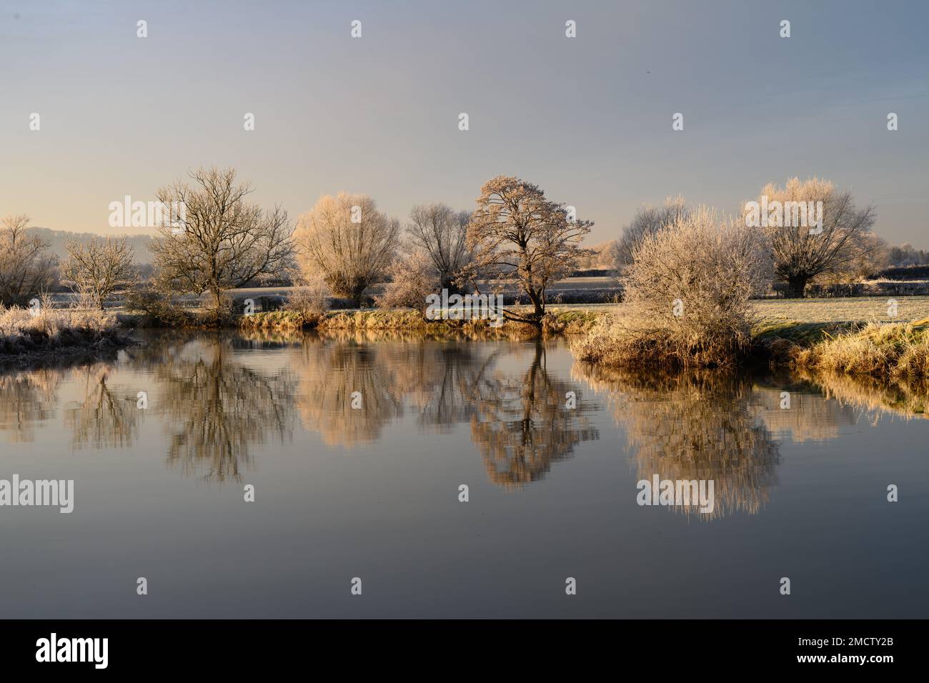 Frostige Landschaft am Fluss Avon Stockfoto