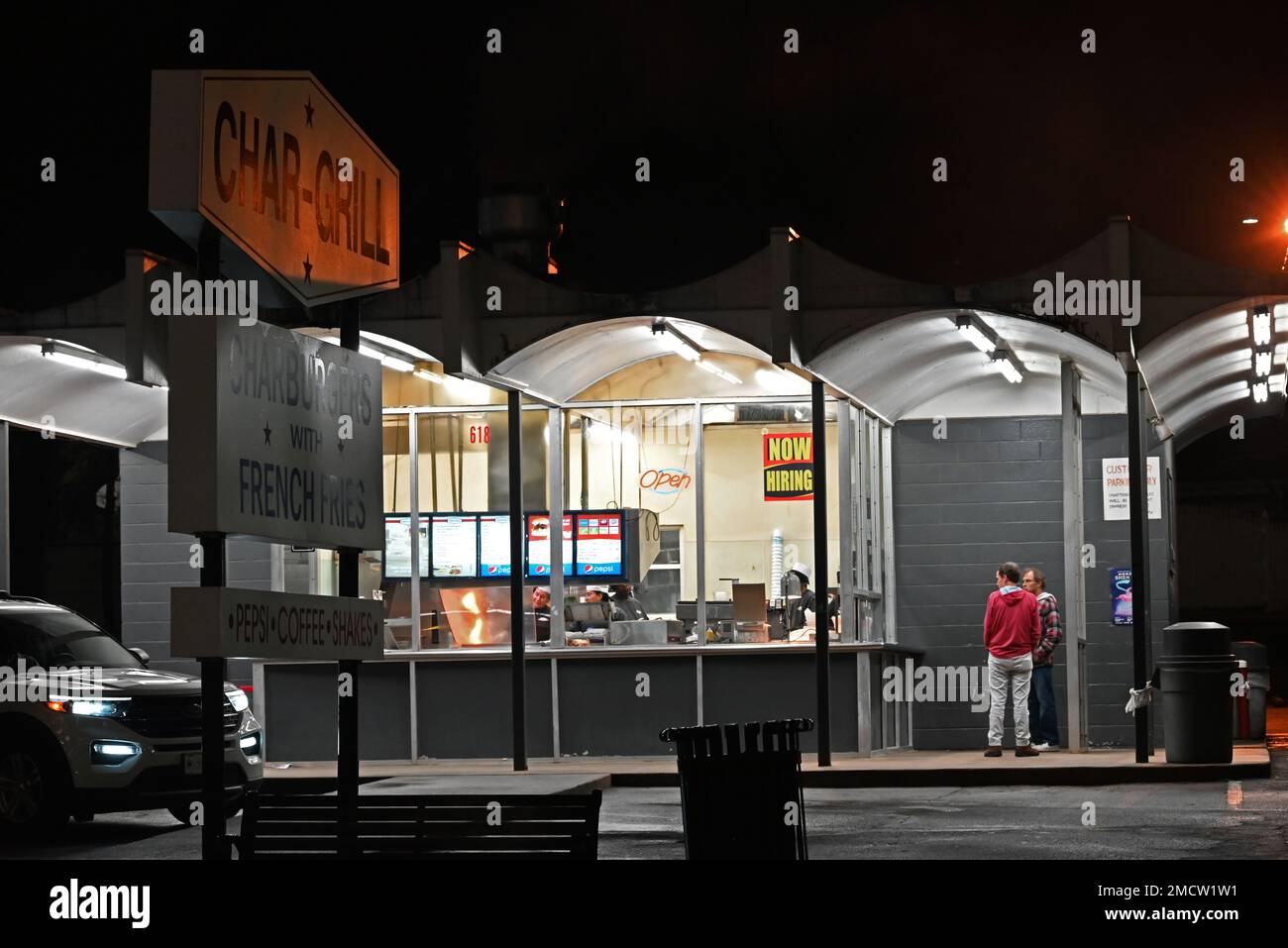 Die Gäste warten am Fenster des ursprünglichen Char Grill Burger Stand in der Hillsborough Street, der 1959 in Raleigh, North Carolina, eröffnet wurde. Stockfoto