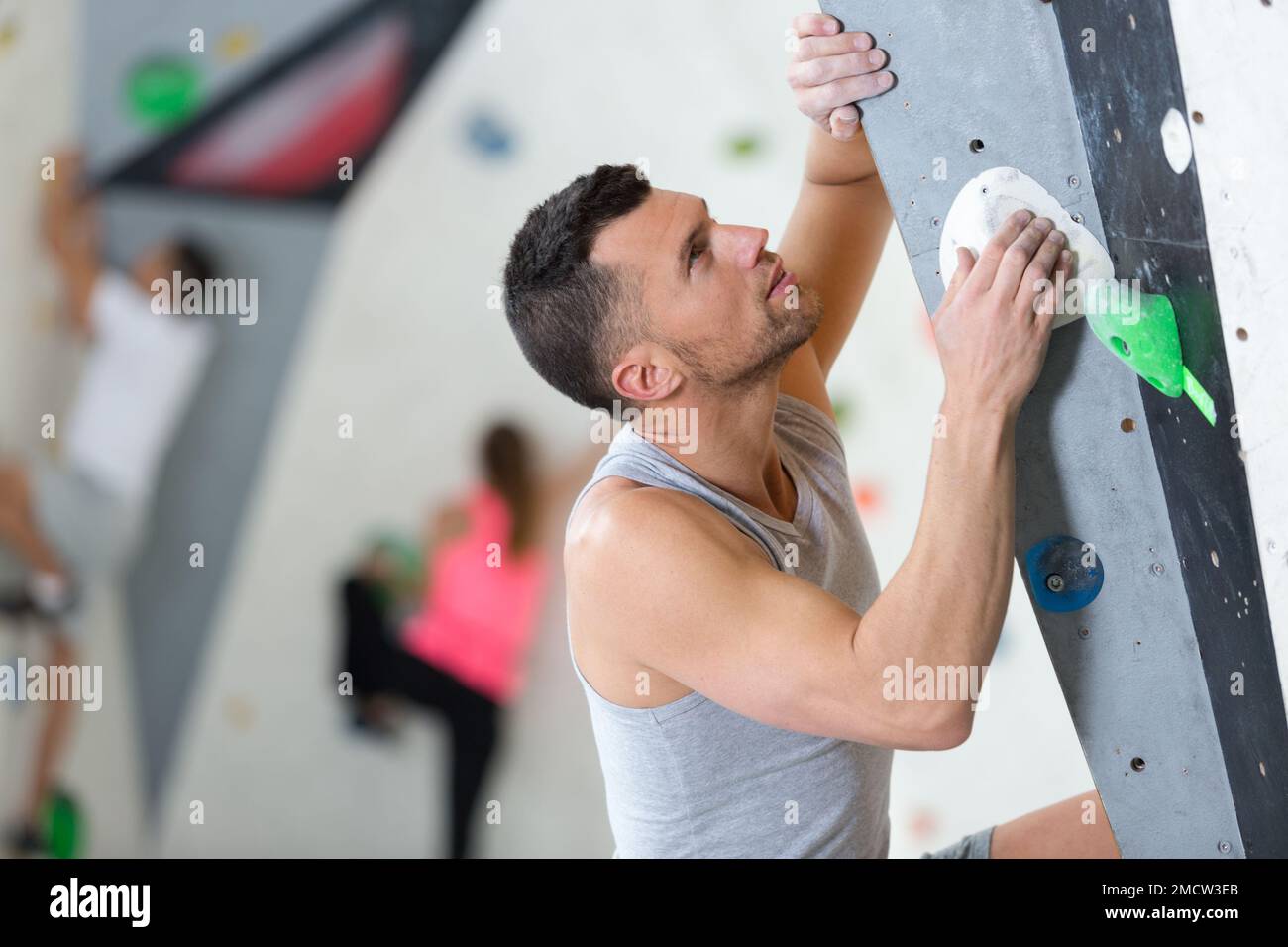 Ein Mann klettert an die Wand Stockfoto