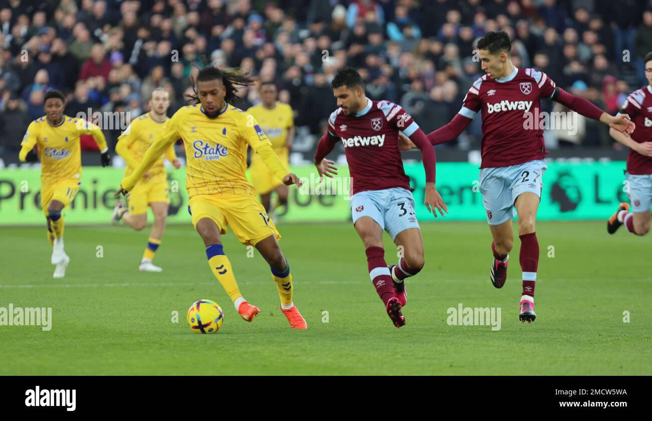 Alex Iwobi von L-R Everton und Emerson Palmieri von West Ham United während des Fußballspiels der englischen Premier League zwischen West Ham United und Everton bei Stockfoto