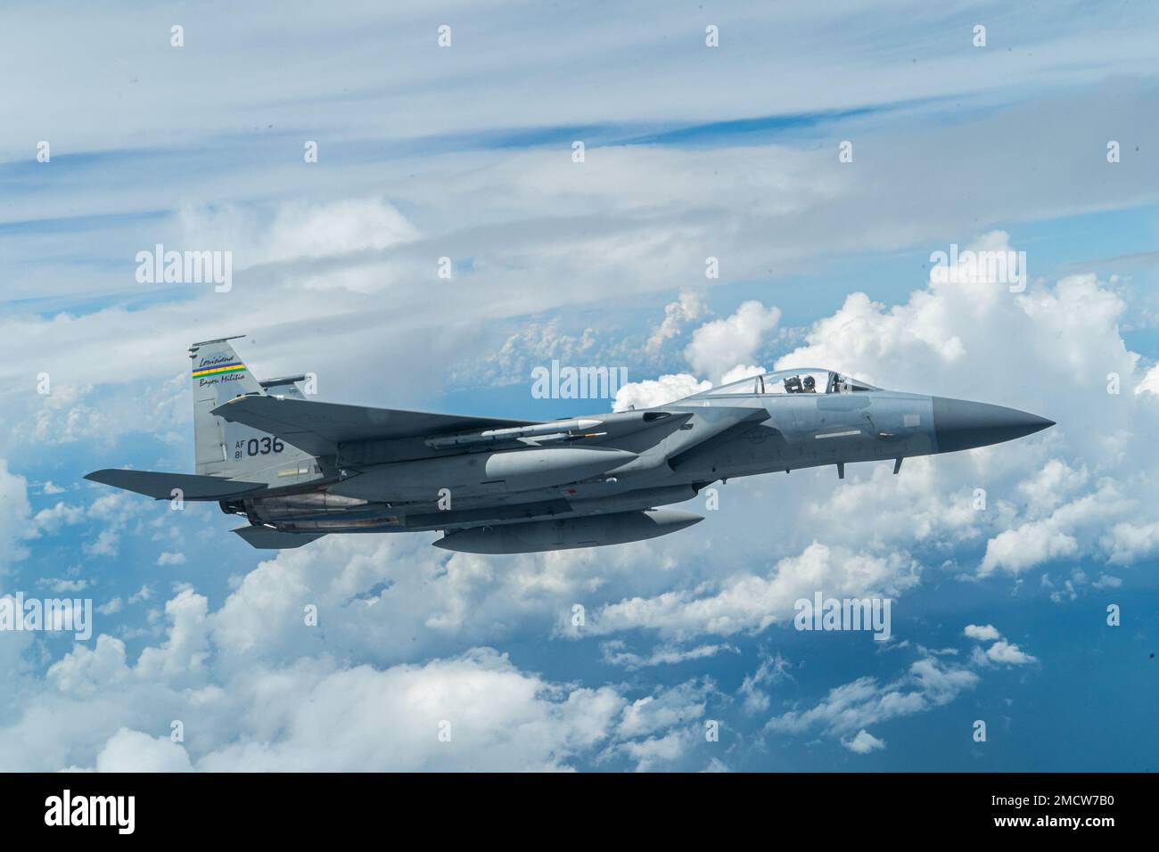 Ein F-15 Eagle mit dem 159. Fighter Wing aus Louisiana fliegt neben einem KC-135 Stratotanker mit dem 914. Air Tanken Wing, New York, 10. Juli 2022, über den Südosten der USA. Der 159.-Kampfflug trägt den Spitznamen „Bayou-Miliz“, der auf dem Schwanz der F-15 abgebildet ist. Stockfoto