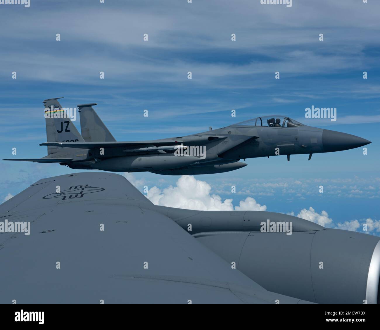 Ein F-15 Eagle mit dem 159. Fighter Wing, Louisiana, fliegt neben einem KC-135 Stratotanker mit dem 914. Air Tanken Flügel, New York, über den Südosten der USA, am 10. Juli 2022. Ehepartner von 307. Bombenflüglern beobachteten das Auftanken des Eagle vom KC-135. Stockfoto