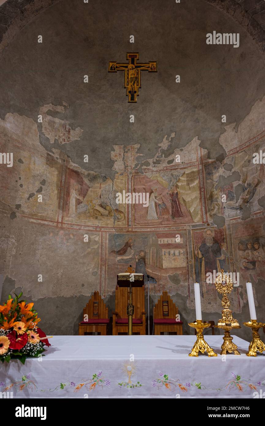 Die Kirche stammt aus dem 14. Jahrhundert und besteht aus einem einzigen rechteckigen Schiff und einer halbkreisförmigen Apse, die letztere mit Episoden aus dem 19. Jahrhundert gefreskiert ist Stockfoto