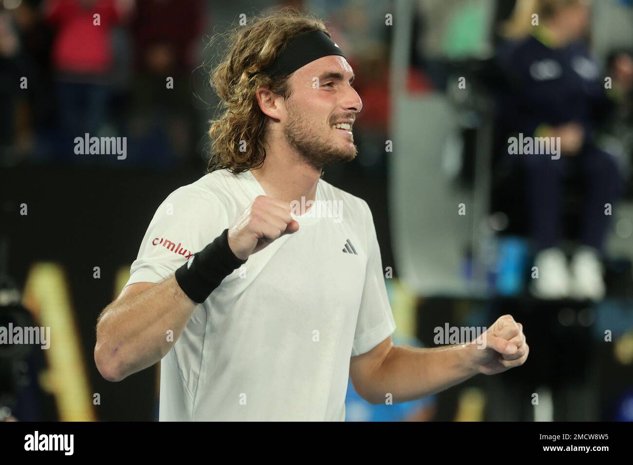 Melbourne, Australien. 22. Januar 2023. Stefanos Tsitsipas aus Griechenland reagiert auf die Niederlage des italienischen Sünders Jannick 6-4 6-4 3-6 4-6 6-3 während des Spieltags 7 der Runde 4 am Australian Open Tennis 2023 in der Rod Laver Arena, Melbourne, Australien, am 22. Januar 2023. Foto von Peter Dovgan. Nur redaktionelle Verwendung, Lizenz für kommerzielle Verwendung erforderlich. Keine Verwendung bei Wetten, Spielen oder Veröffentlichungen von Clubs/Ligen/Spielern. Kredit: UK Sports Pics Ltd/Alamy Live News Stockfoto