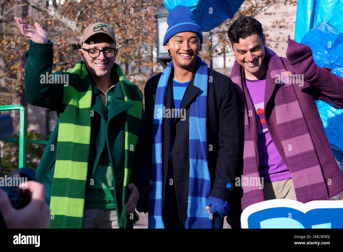 Steve Burns, left, Joshua Dela Cruz and Donovan Patton attend the Macy's Thanksgiving Day Parade on Thursday, Nov. 25, 2021, in New York. (Photo by Charles Sykes/Invision/AP) Stockfoto