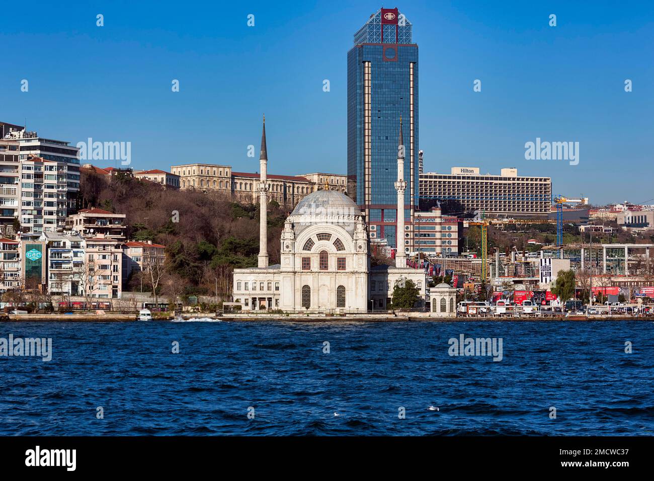 Dolmabahce-Moschee, Turm des luxuriösen Ritz Carlton Hotels, vom Bosporus aus gesehen, Istanbul, Türkei Stockfoto