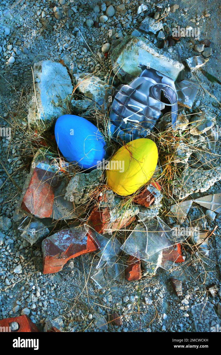 Ukraine-Konflikt, Sihe über der Handgranate trägt das Zeichen Z, Symbol für Rauzias Kriegsführung Stockfoto