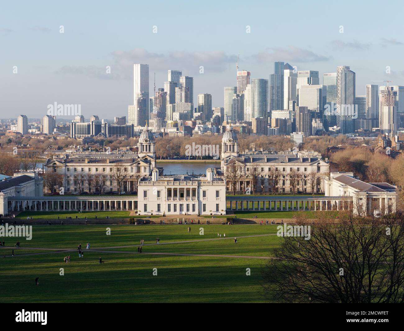 Greenwich Park mit Blick auf das Queens House, die Universitätsgebäude und die Wolkenkratzer von Canary Wharf dahinter. London, England Stockfoto