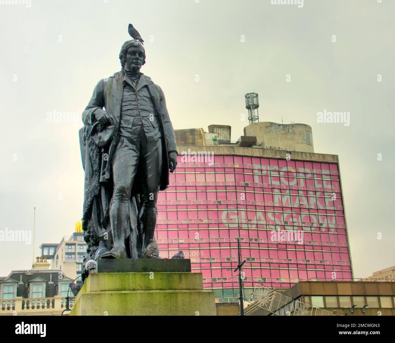 Glasgow, Schottland, Vereinigtes Königreich 22. Januar 2023. Die Robert-Burns-Statue auf dem george-Platz ist mit Tribut von vielen geschmückt, darunter auch der Freimaurerverband. Credit Gerard Ferry/Alamy Live News Stockfoto